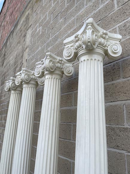 Quatre colonnes de style ionique en plâtre-3