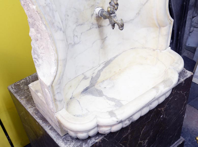 Petite fontaine d’intérieur d’époque Louis XV en marbre Arabescato-6
