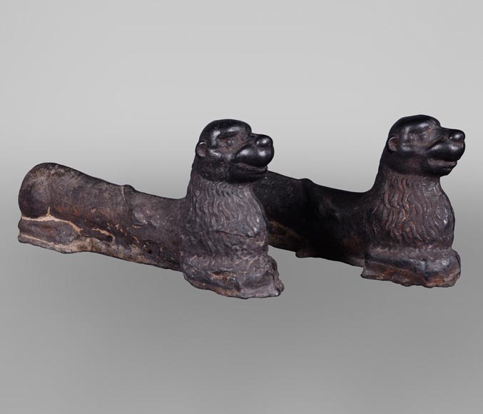 Rare paire de chenets zoomorphes en fonte de fer figurant un chien couché, Wallonie, XVIe siècle-0