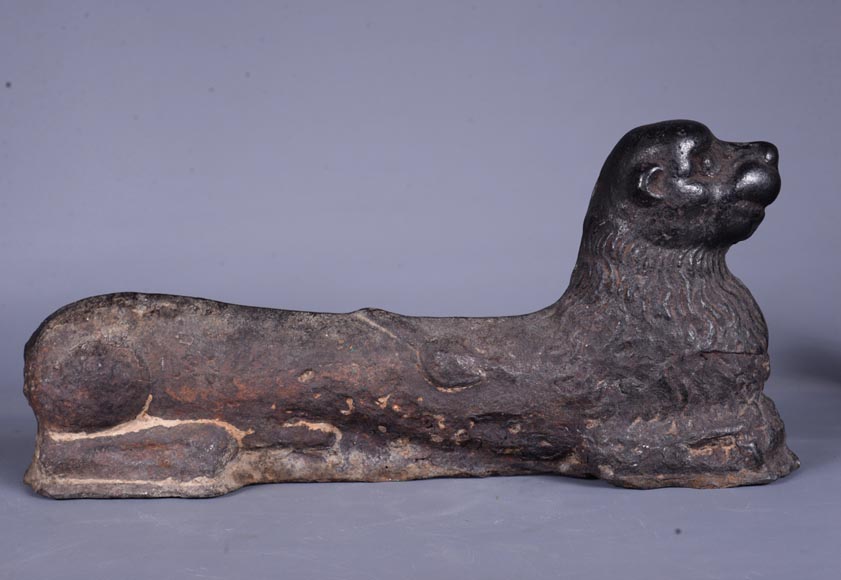 Rare paire de chenets zoomorphes en fonte de fer figurant un chien couché, Wallonie, XVIe siècle-3