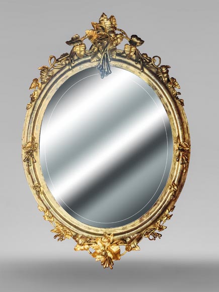 Miroir doré de forme ovale et de style Napoléon III, au riche décor végétal-0