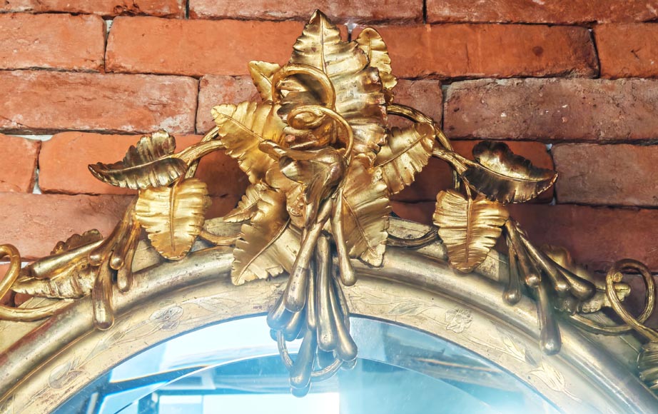 Miroir doré de forme ovale et de style Napoléon III, au riche décor végétal-1