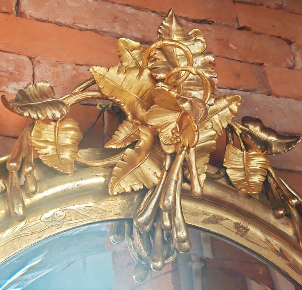 Miroir doré de forme ovale et de style Napoléon III, au riche décor végétal-2