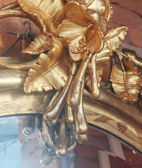 Miroir doré de forme ovale et de style Napoléon III, au riche décor végétal-4