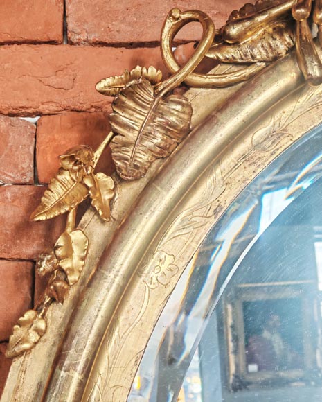 Miroir doré de forme ovale et de style Napoléon III, au riche décor végétal-5