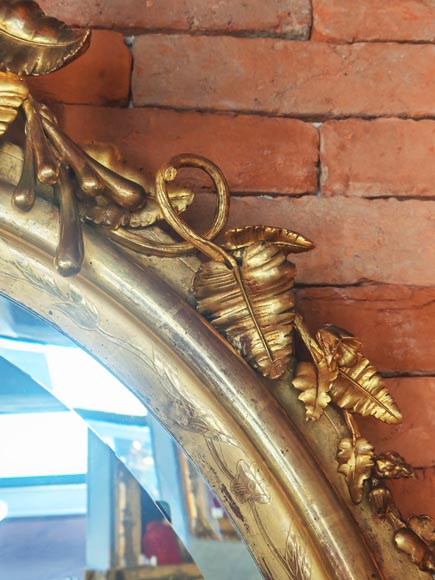 Miroir doré de forme ovale et de style Napoléon III, au riche décor végétal-6