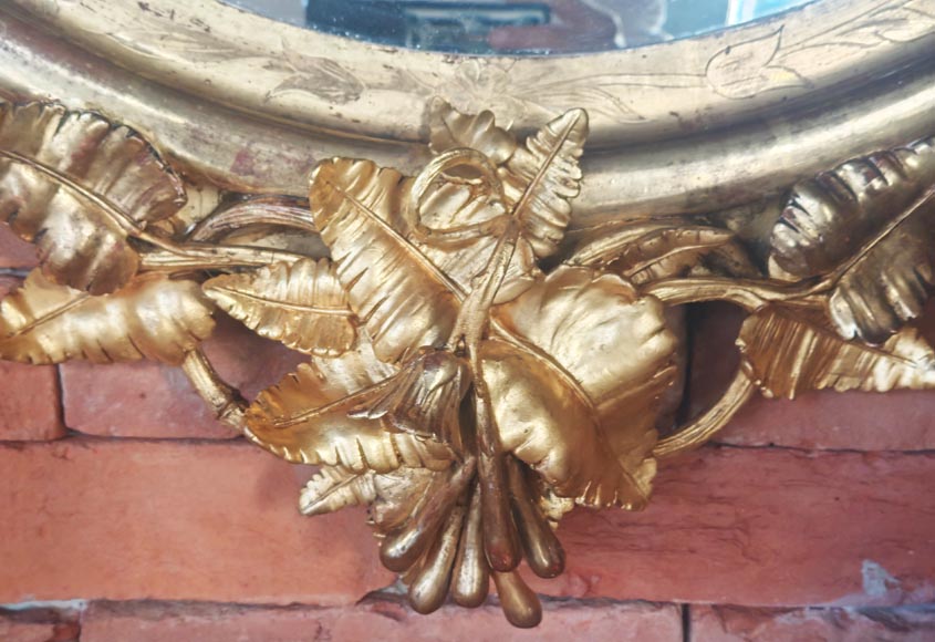 Miroir doré de forme ovale et de style Napoléon III, au riche décor végétal-9