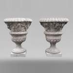 Importante paire de vases Médicis en pierre blanche de Provence