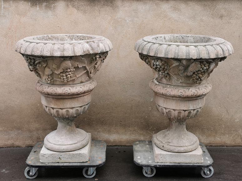 Importante paire de vases Médicis en pierre blanche de Provence-1