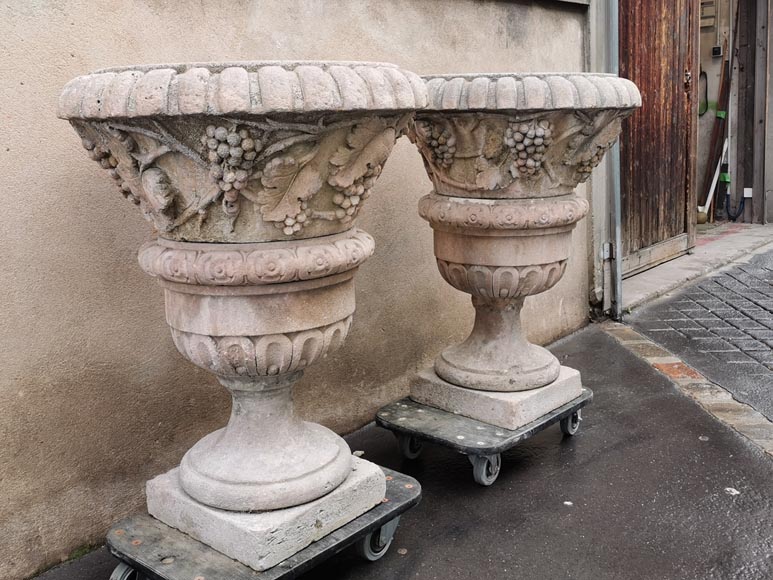Importante paire de vases Médicis en pierre blanche de Provence-4