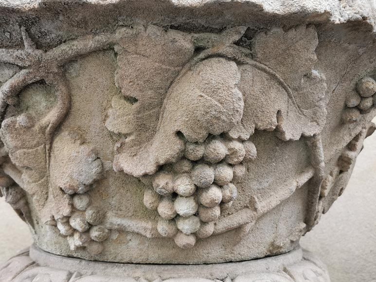Importante paire de vases Médicis en pierre blanche de Provence-6