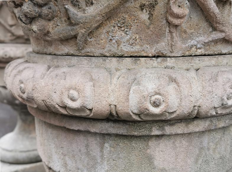 Importante paire de vases Médicis en pierre blanche de Provence-10