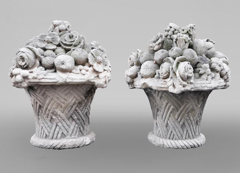 Paire de corbeilles de fruits et fleurs en pierre sculptée, fin du XIXe siècle-0