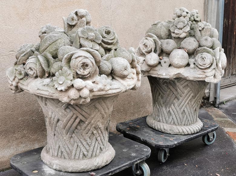 Paire de corbeilles de fruits et fleurs en pierre sculptée, fin du XIXe siècle-2