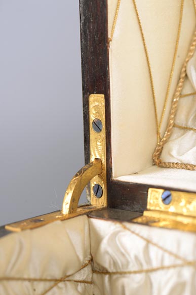 Maison ALPHONSE GIROUX & Cie - Petit coffret polylobé en bois de placage aux initiales « D.B. » sous une couronne ducale-9