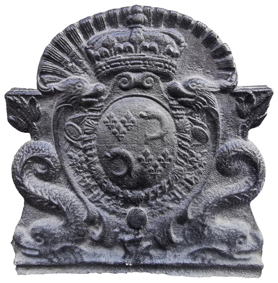Petite plaque de cheminée Louis XV en fonte aux armes du dauphin, fin du XVIIIe siècle -0