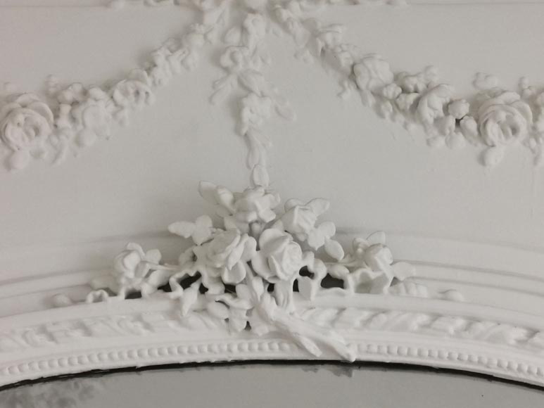 Trumeau blanc de style Louis XVI au bouquet de roses-3