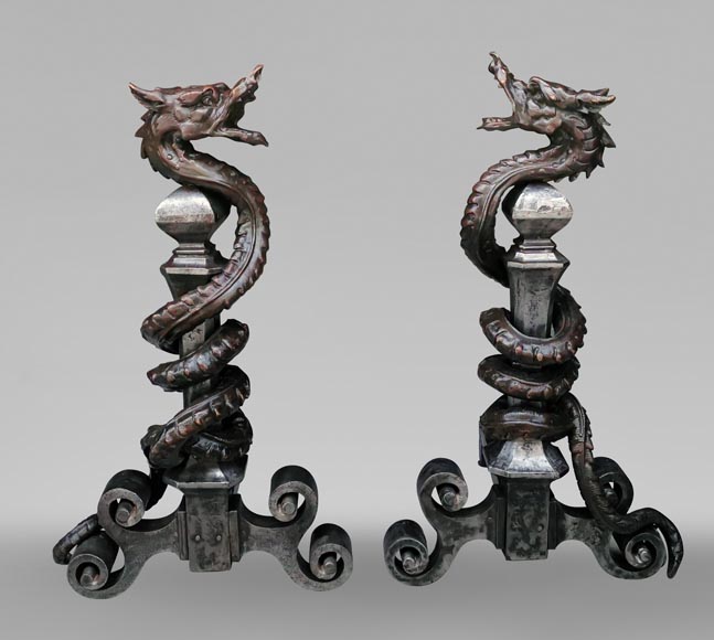 Importante paire de chenets en fer forgé ornés de dragons en bronze,début du XXe siècle-0