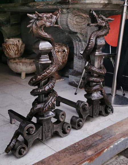 Importante paire de chenets en fer forgé ornés de dragons en bronze,début du XXe siècle-2