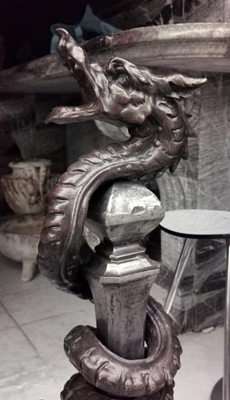 Importante paire de chenets en fer forgé ornés de dragons en bronze,début du XXe siècle-7