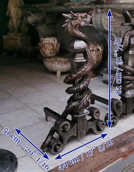 Importante paire de chenets en fer forgé ornés de dragons en bronze,début du XXe siècle-11