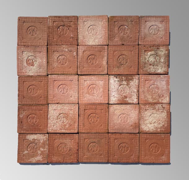 Lot de 11m2 de dalles carrées anciennes en terre cuite de Montchanin, Bourgogne, fin du XIXe siècle-3