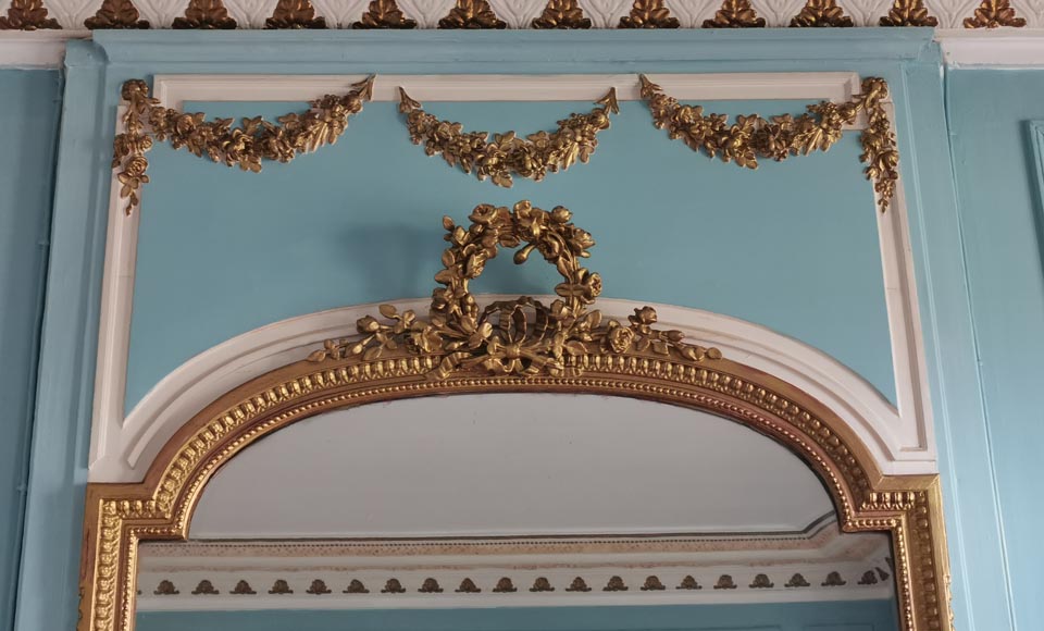Trumeau de style Louis XVI à la couronne de roses et aux guirlandes de fleurs-2