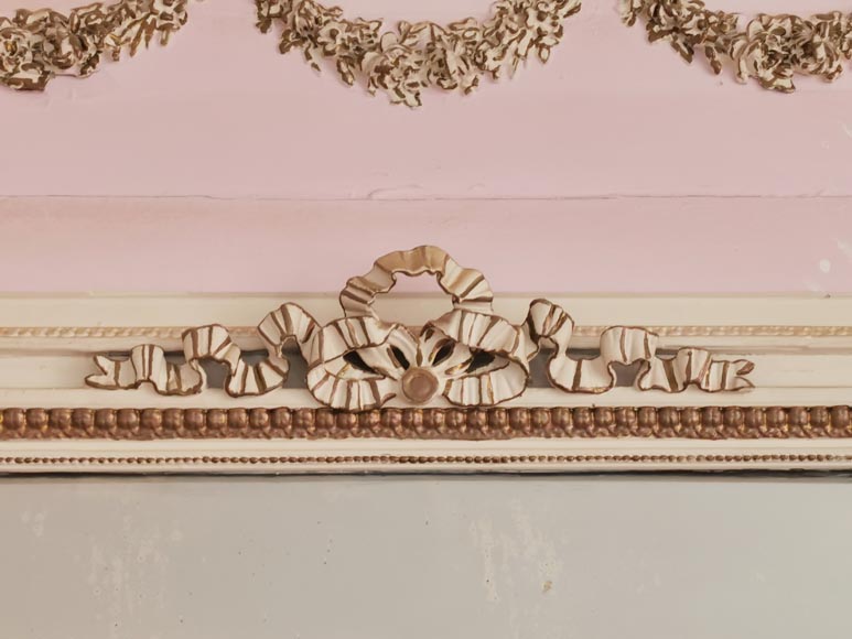 Trumeau de style Louis XVI au ruban et à la couronne de fleurs-3
