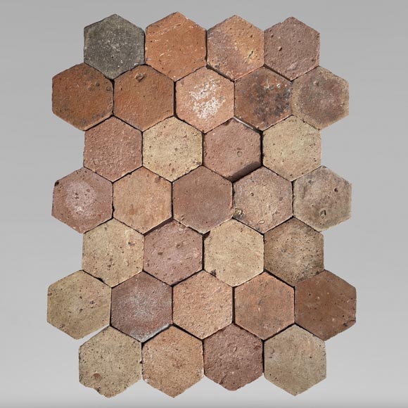 Lot d'environ 5 m² de tomettes hexagonales anciennes en terre cuite, XIXe siècle-0
