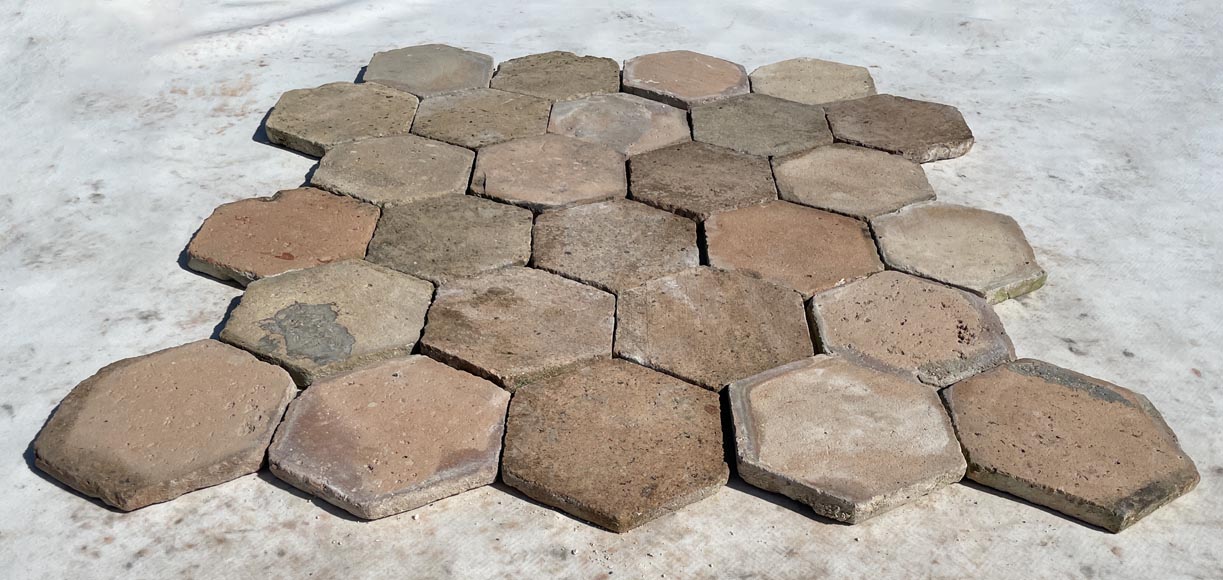Lot d'environ 5,5m² de dalles hexagonales anciennes en terre cuite, XIXe siècle-1