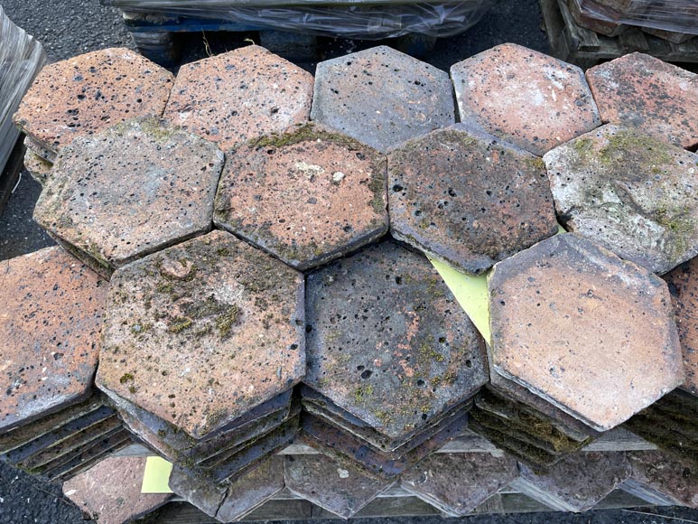Lot d'environ 2m² de dalles hexagonales anciennes en terre cuite, XIXe siècle-4