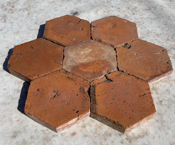 Lot d'environ 2m² de dalles hexagonales anciennes en terre cuite, XIXe siècle-1