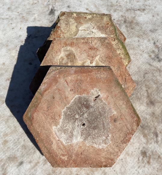 Lot d'environ 2m² de dalles hexagonales anciennes en terre cuite, XIXe siècle-2