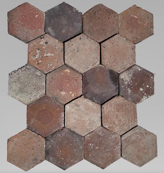 Lot d'environ 10,5 m² de dalles hexagonales anciennes en terre cuite, XIXe siècle-0