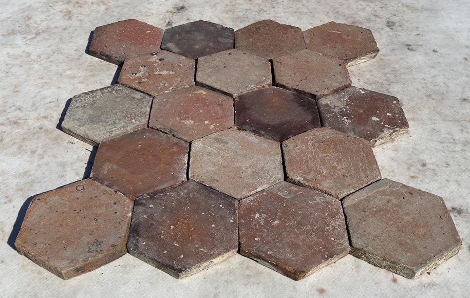 Lot d'environ 10,5 m² de dalles hexagonales anciennes en terre cuite, XIXe siècle-1