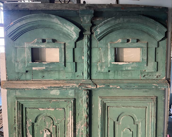Grande double porte en bois peint en vert et dessus de porte, XXe siècle -1