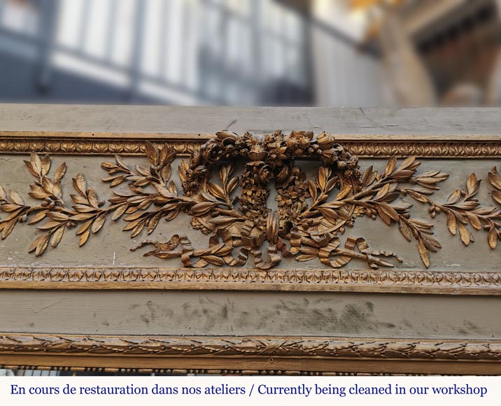 Trumeau en bois doré d'époque Louis XVI à la double couronne de fleurs et branches d'olivier-1