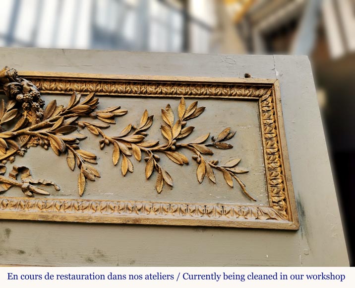 Trumeau en bois doré d'époque Louis XVI à la double couronne de fleurs et branches d'olivier-2