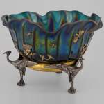 Maison GIROUX et Ferdinand DUVINAGE - Exceptionnelle et rare coupe aux échassiers en verre irisé et décor de galvanoplastie, vers 1870-1880