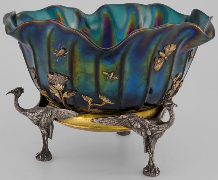 Maison GIROUX et Ferdinand DUVINAGE - Exceptionnelle et rare coupe aux échassiers en verre irisé et décor de galvanoplastie, vers 1870-1880-0