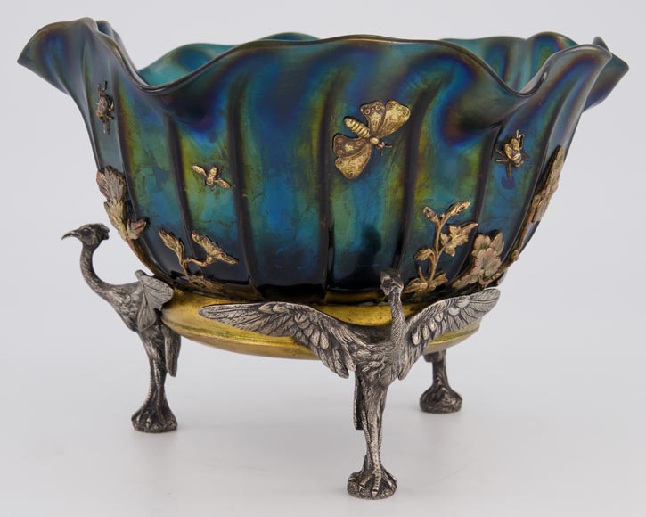 Maison GIROUX et Ferdinand DUVINAGE - Exceptionnelle et rare coupe aux échassiers en verre irisé et décor de galvanoplastie, vers 1870-1880-1