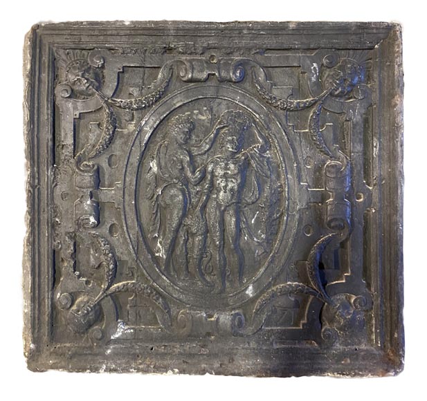 Plaque de cheminée d'époque Renaissance en fonte ornée d'un médaillon -0