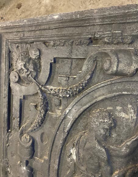 Plaque de cheminée d'époque Renaissance en fonte ornée d'un médaillon -1