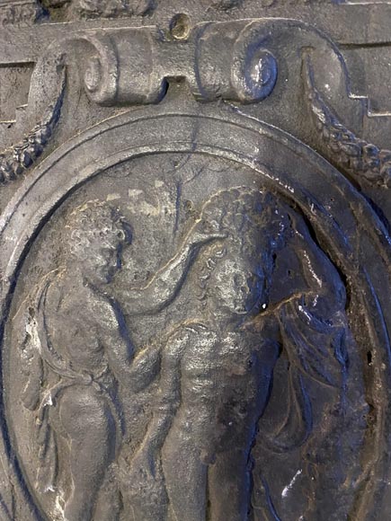 Plaque de cheminée d'époque Renaissance en fonte ornée d'un médaillon -2