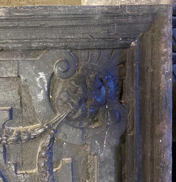 Plaque de cheminée d'époque Renaissance en fonte ornée d'un médaillon -3