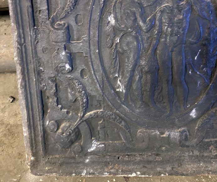 Plaque de cheminée d'époque Renaissance en fonte ornée d'un médaillon -4