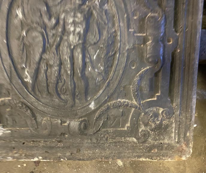 Plaque de cheminée d'époque Renaissance en fonte ornée d'un médaillon -5