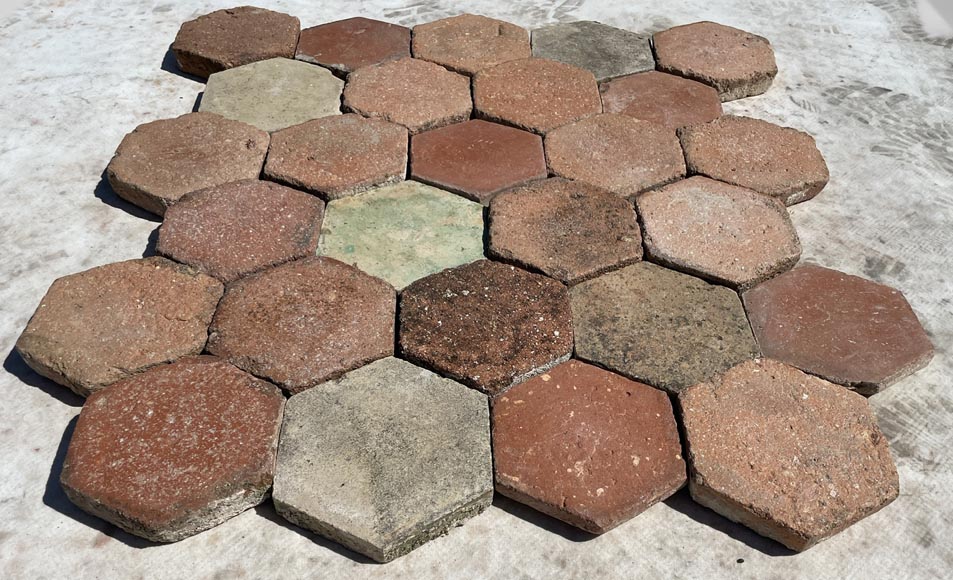 Lot d'environ 4,5 m² de dalles hexagonales anciennes en terre cuite, XIXe   siècle-1