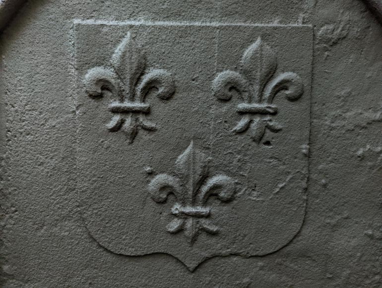 Petite plaque de cheminée d'époque Louis XIV aux armes de France-1