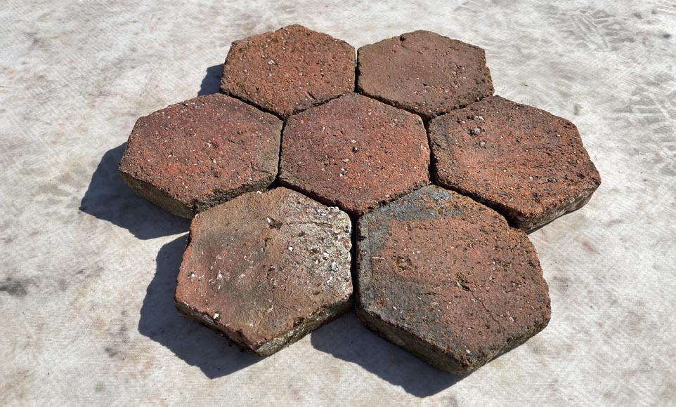 Lot d'environ 2,4m² de petites dalles hexagonales anciennes en terre cuite, XIXe siècle-1